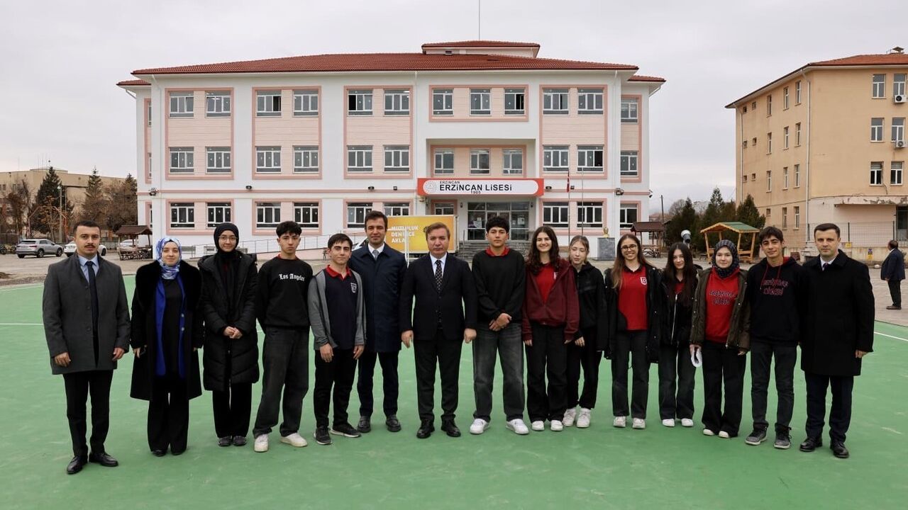 Vali Aydoğdu Erzincan Lisesi'nde Kauçuk Zeminli Spor Alanını İnceledi