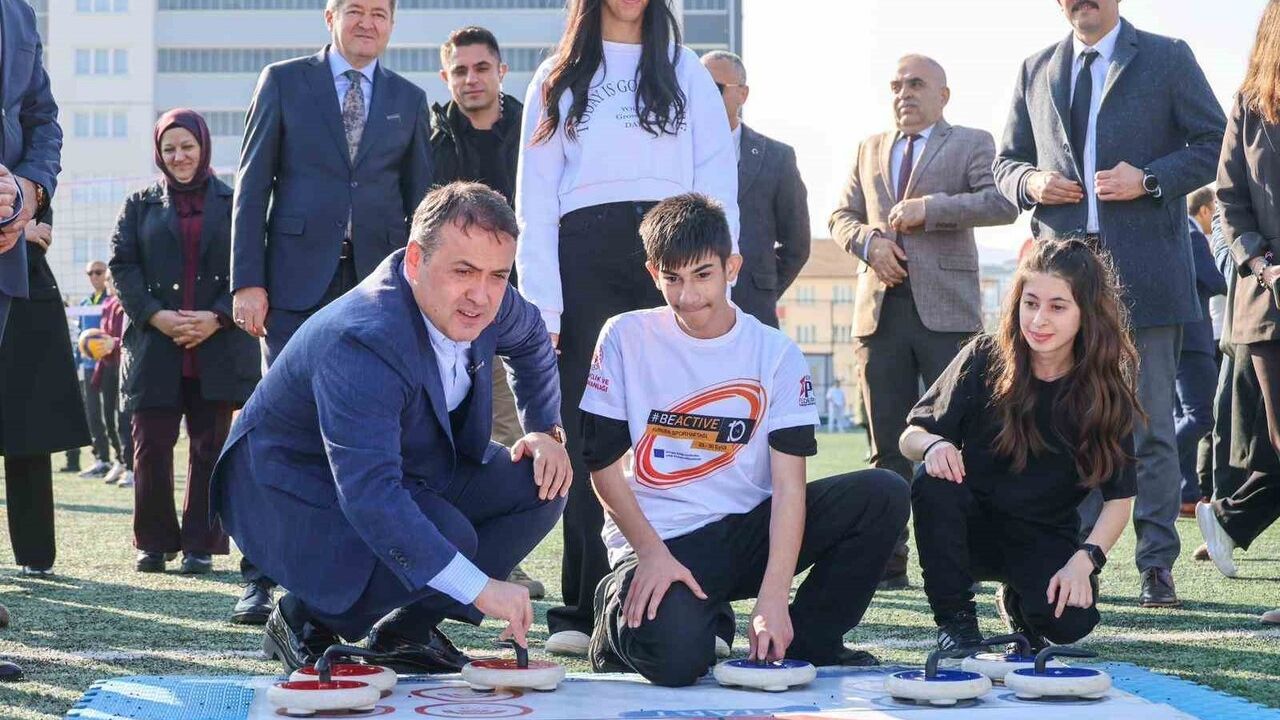 Vali Faik Oktay Sözer Özel Çocuklarla Oyun Oynadı — 3 Aralık Dünya Engelliler Günü