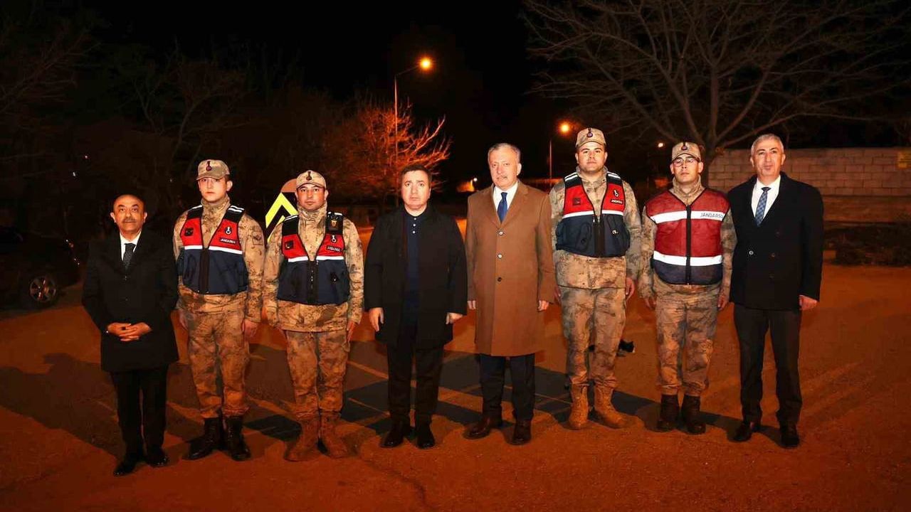 Vali Hamza Aydoğdu'dan Ergan Dağı'nda Mehmetçiğe Moral Ziyareti