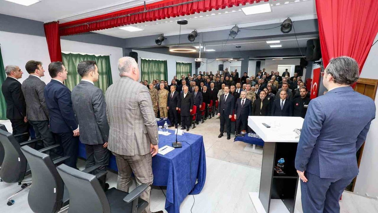 Vali Karakaya Başkanlığında Güroymak İlçe Koordinasyon ve Muhtarlar Toplantısı