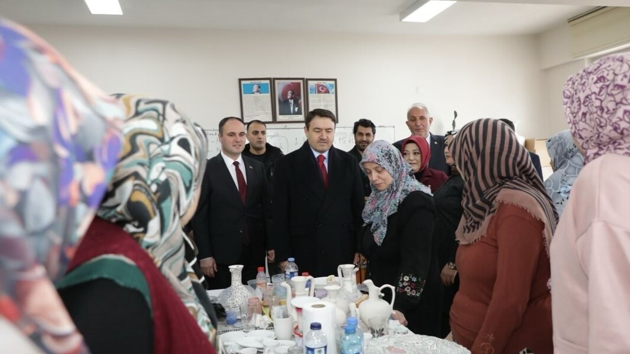 Vali Musa Işın Aslanapa Halk Eğitim Merkezi'nde: Giyim ve Çini Kurslarına Destek