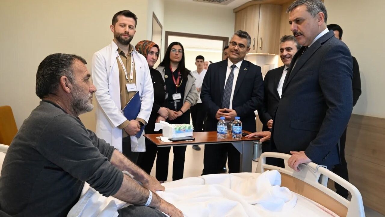 Vali Mustafa Çiftçi'den Erzurum Şehir Hastanesi'nde moral ziyareti