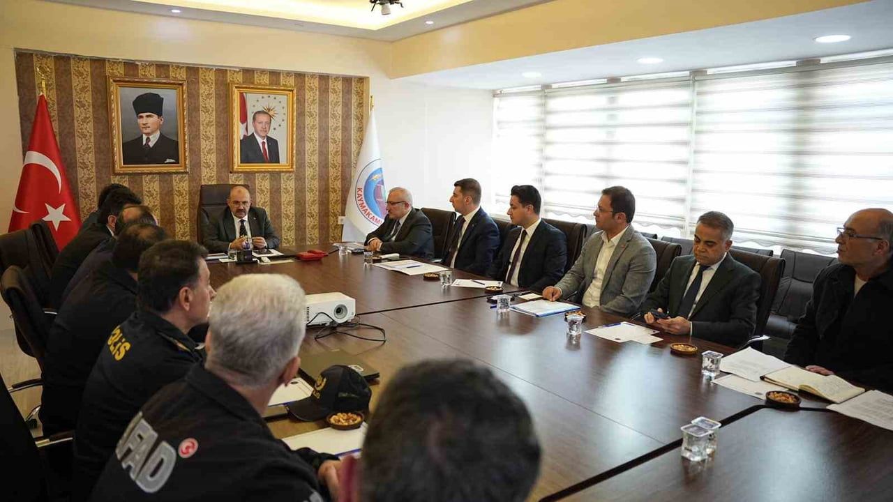 Vali Ustaoğlu Sındırgı'da Deprem Sonrası Yıkım ve Geçici Ticaret Alanını İnceledi