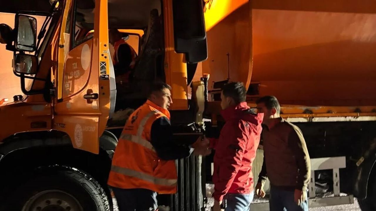 Van-Bahçesaray'da 3 Bin Rakımlı Karabet Geçidi'nde Kar ve Yoğun Sis