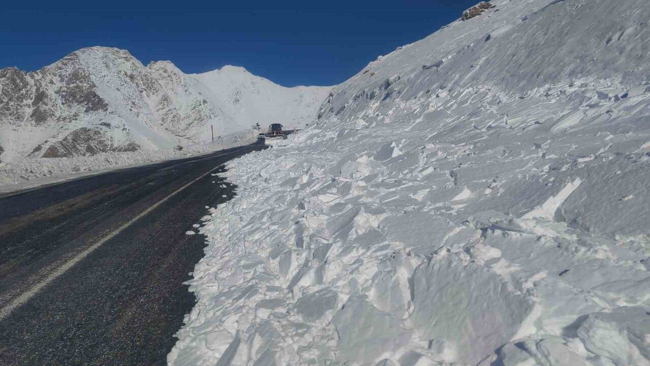 Van-Bahçesaray yolunda çığ temizlendi: Karabet Geçidi yeniden ulaşıma açıldı
