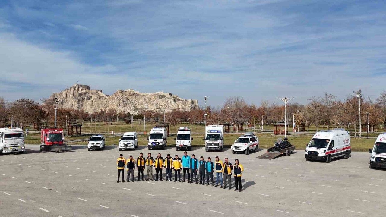 Van'da 112 ve UMKE Kışa Hazır: Kar Paletli Ambulanslar Görev Başında