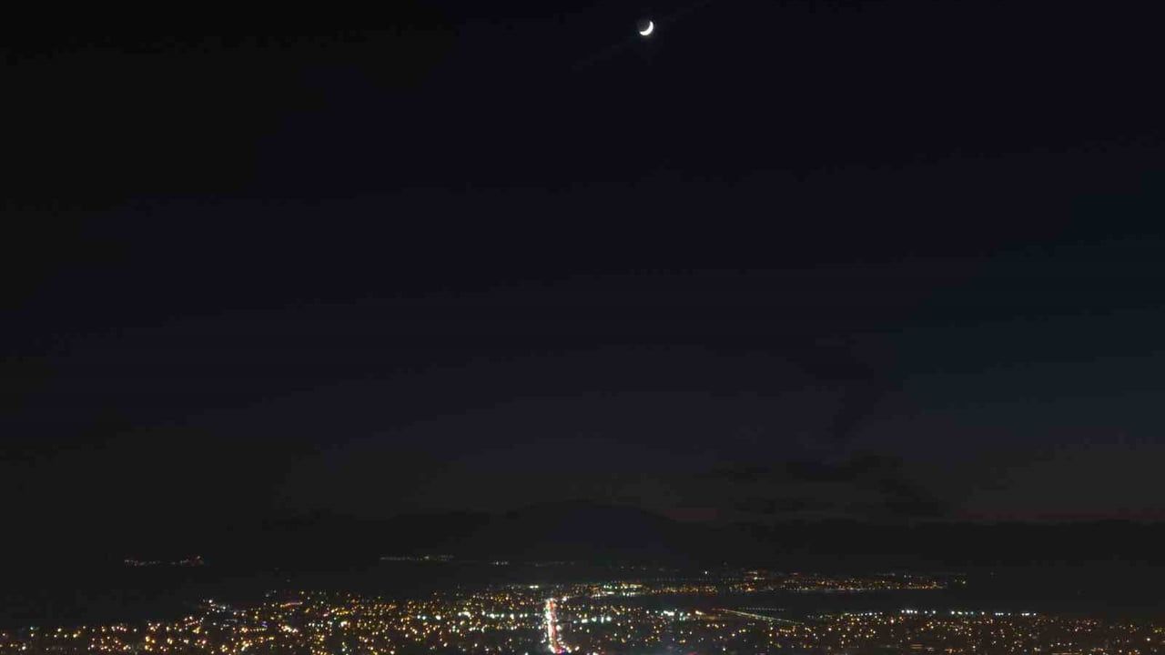 Van'da 2025'in Son Hilali Kartpostallık Görüntüler Oluşturdu