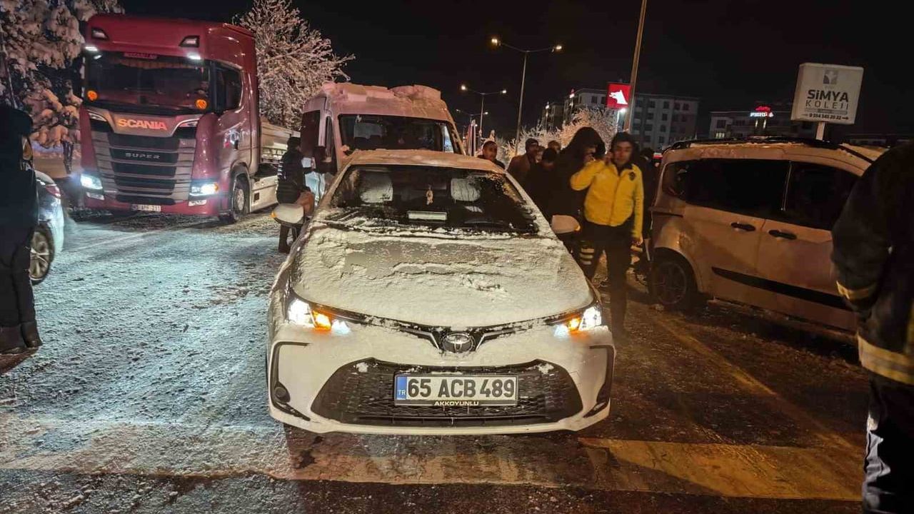 Van'da 4 Araçlı Kaza: 4 Kişi Yaralandı