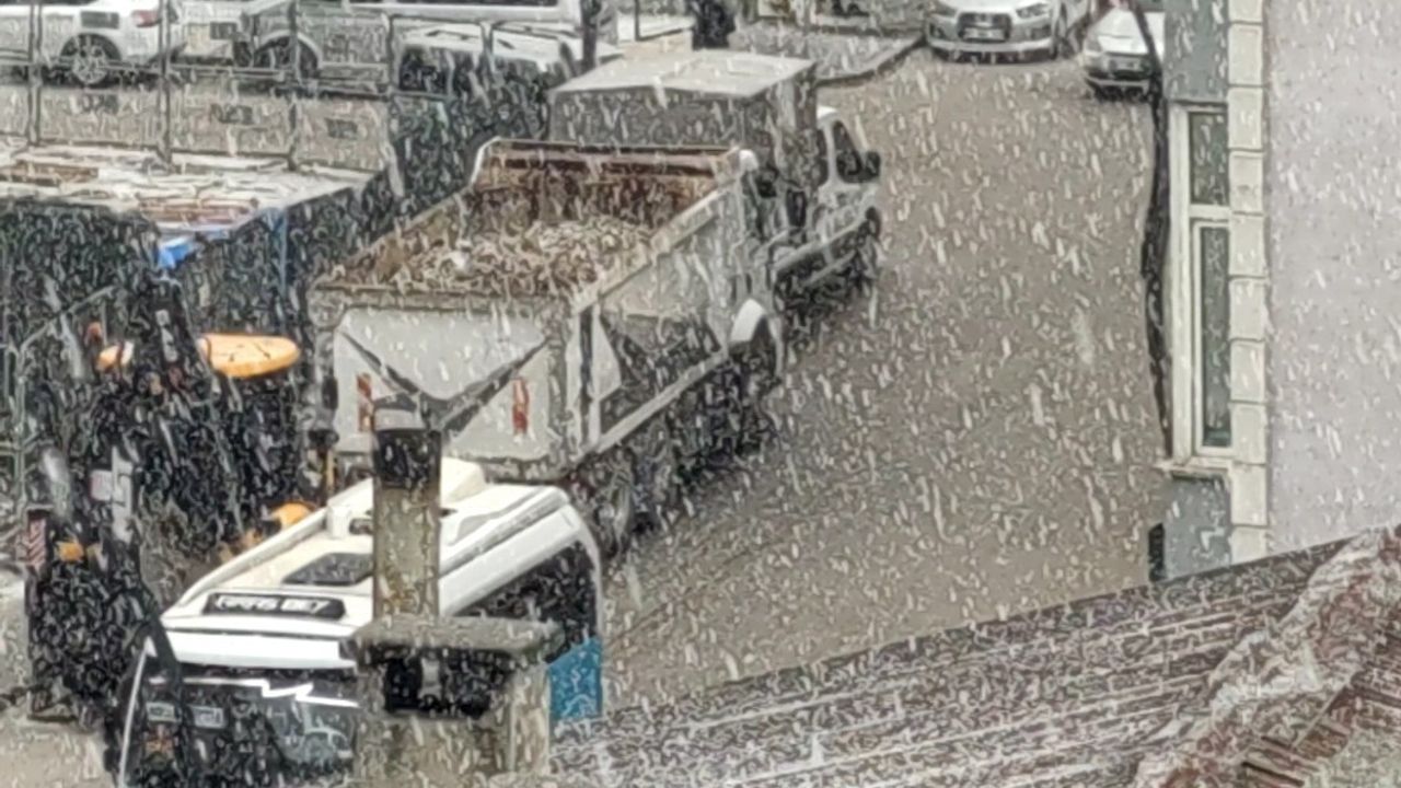 Van'da Dolu Yağışı Kent Merkezini Beyaza Bürüdü