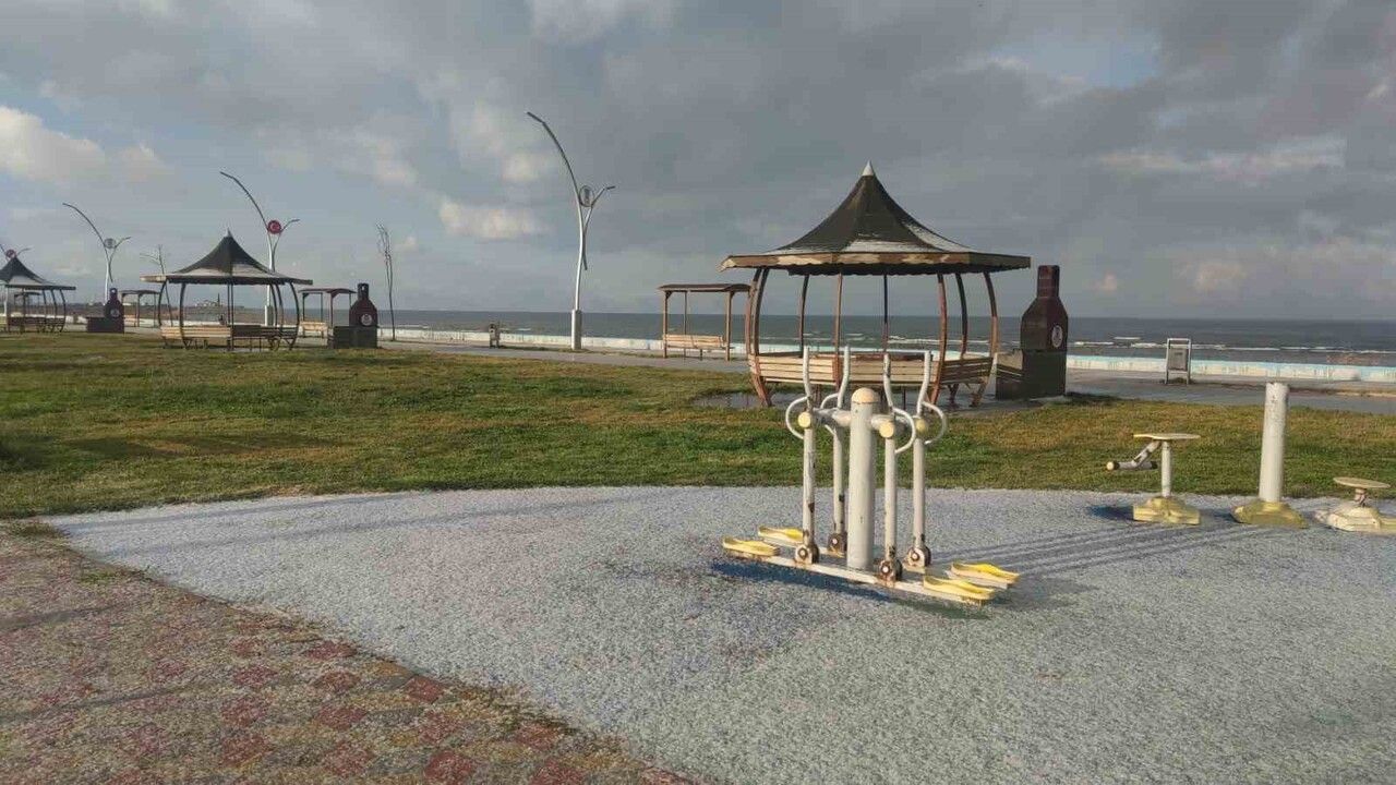 Van'da Dolu Yağışı Tuşba'yı Beyaza Büründü