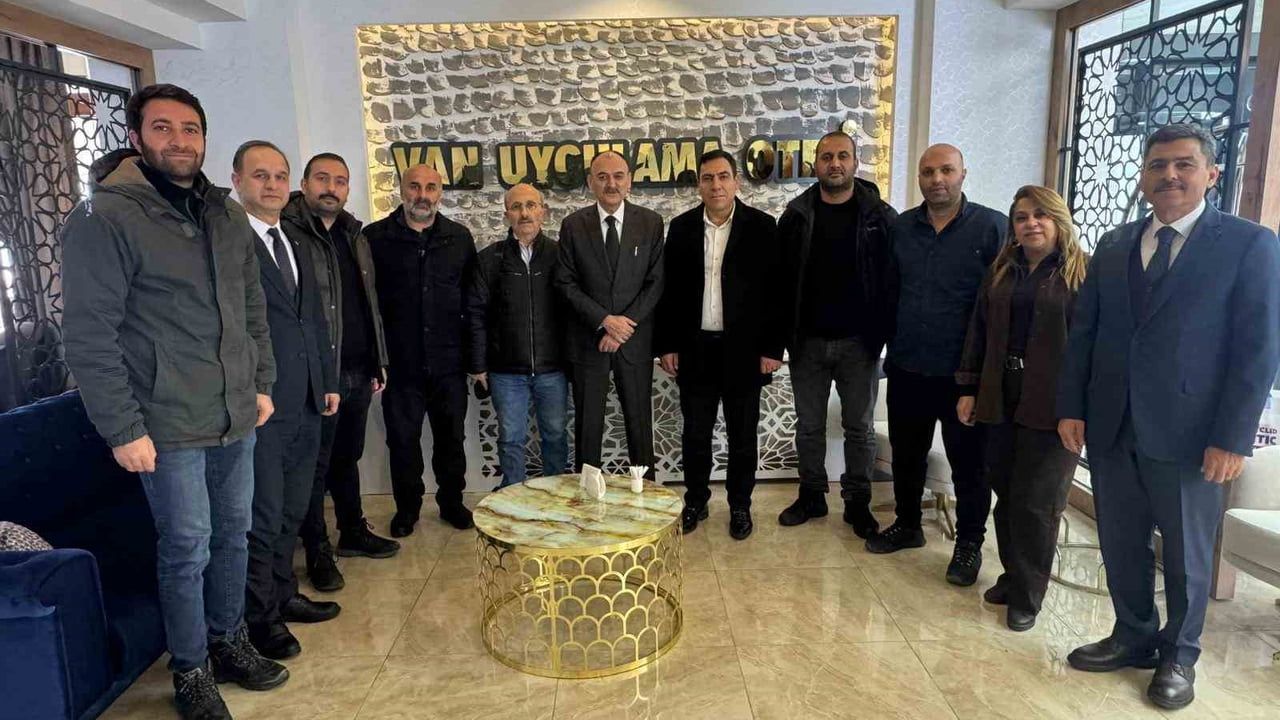 Van'da Eğitimde Örnek Projeler: Çandıroğlu'ndan Kitap Van ve Dijitalleşme Vurgusu