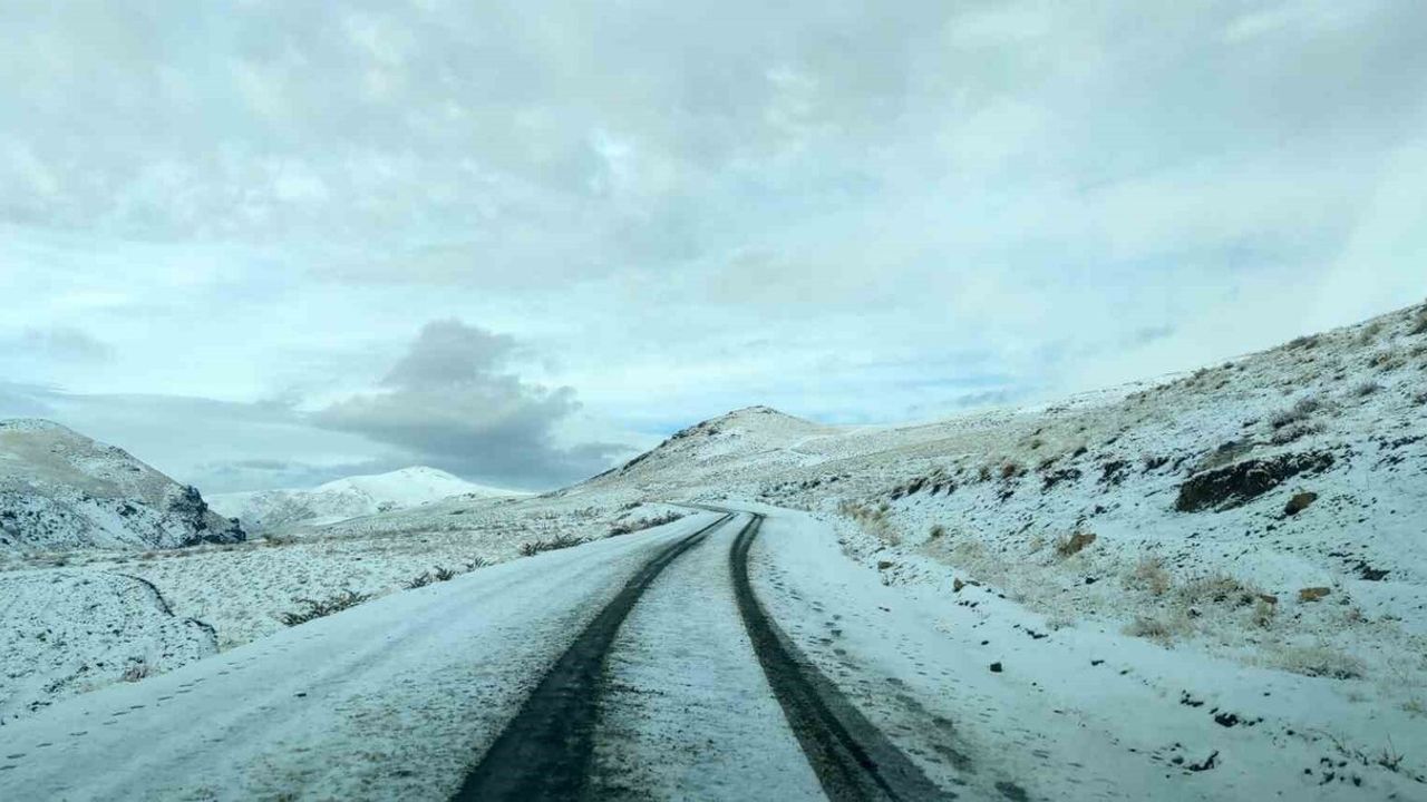 Van'da Erek Dağı Beyaza Büründü: 3 bin 204 rakımda kar