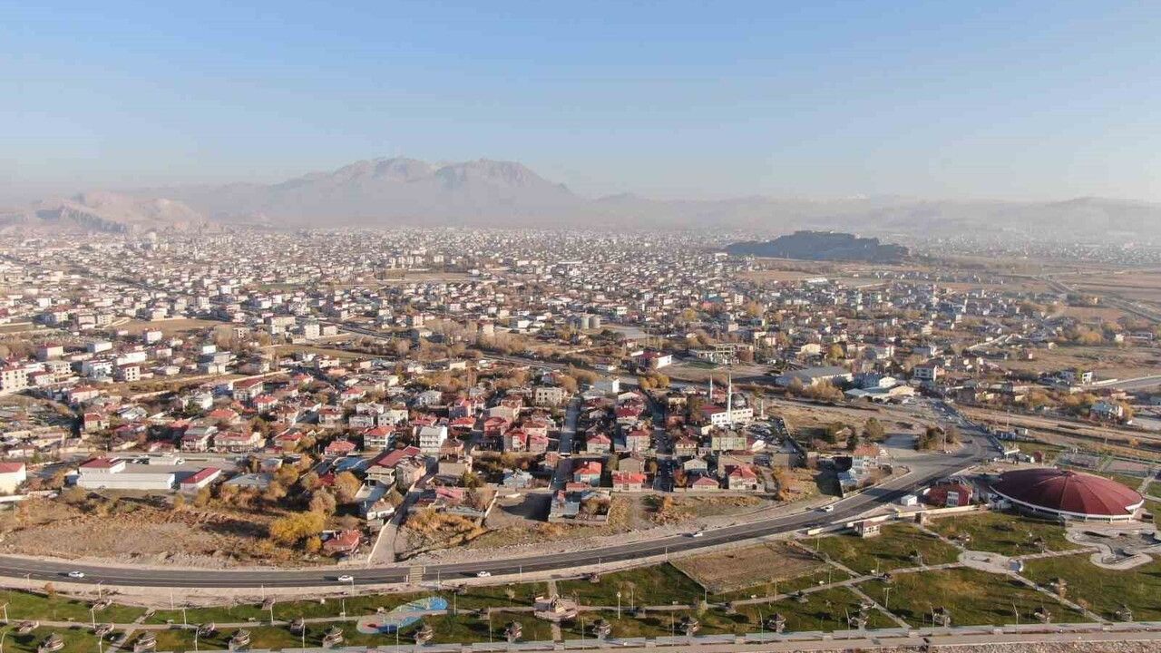 Van'da Gece ve Gündüzün Büyüsü — Van Gölü'nde Kartpostallık Manzaralar