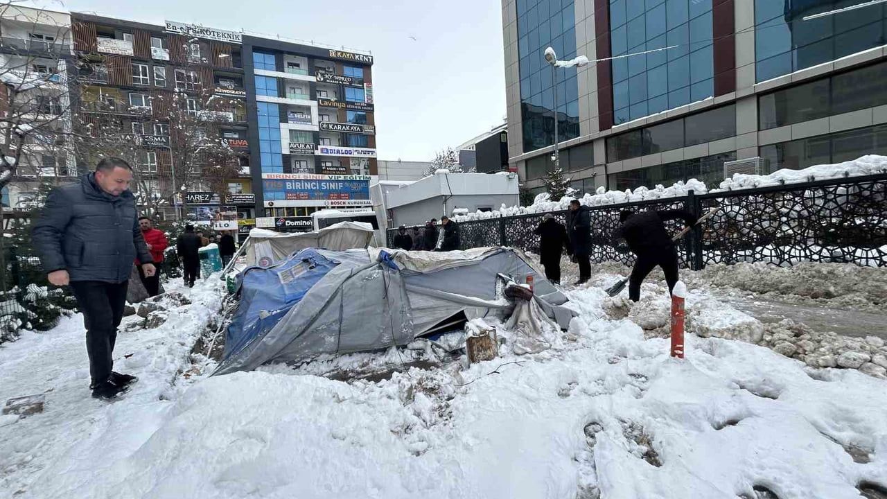 Van'da İşten Çıkarılan İşçilerin Eylem Çadırı Kar Yağışında Çöktü