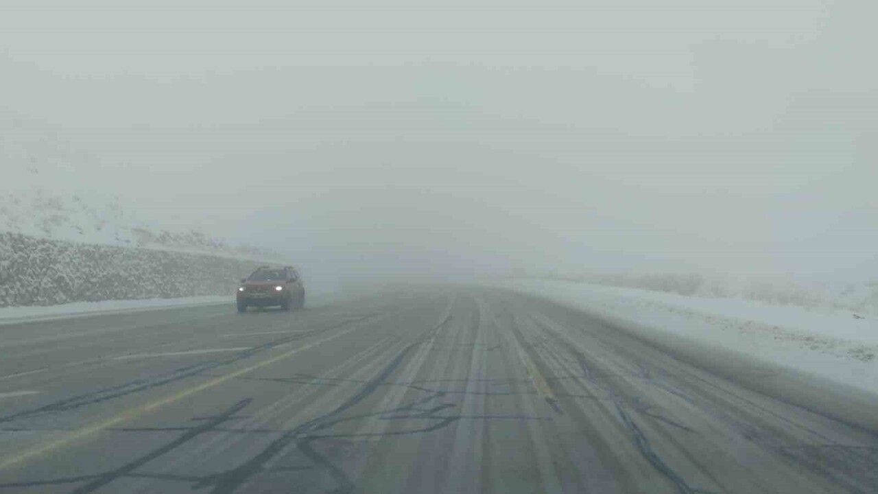 Van'da Kar: 102 Yerleşim Yerinin Yolu Kapandı