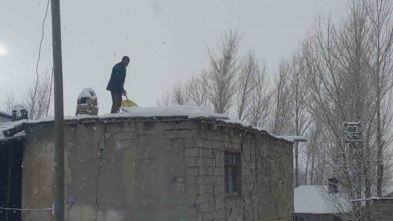 Van’da Kar Alarmı: 17 Yerleşim Yeri Ulaşıma Kapandı, Erek Dağı Beyazlandı