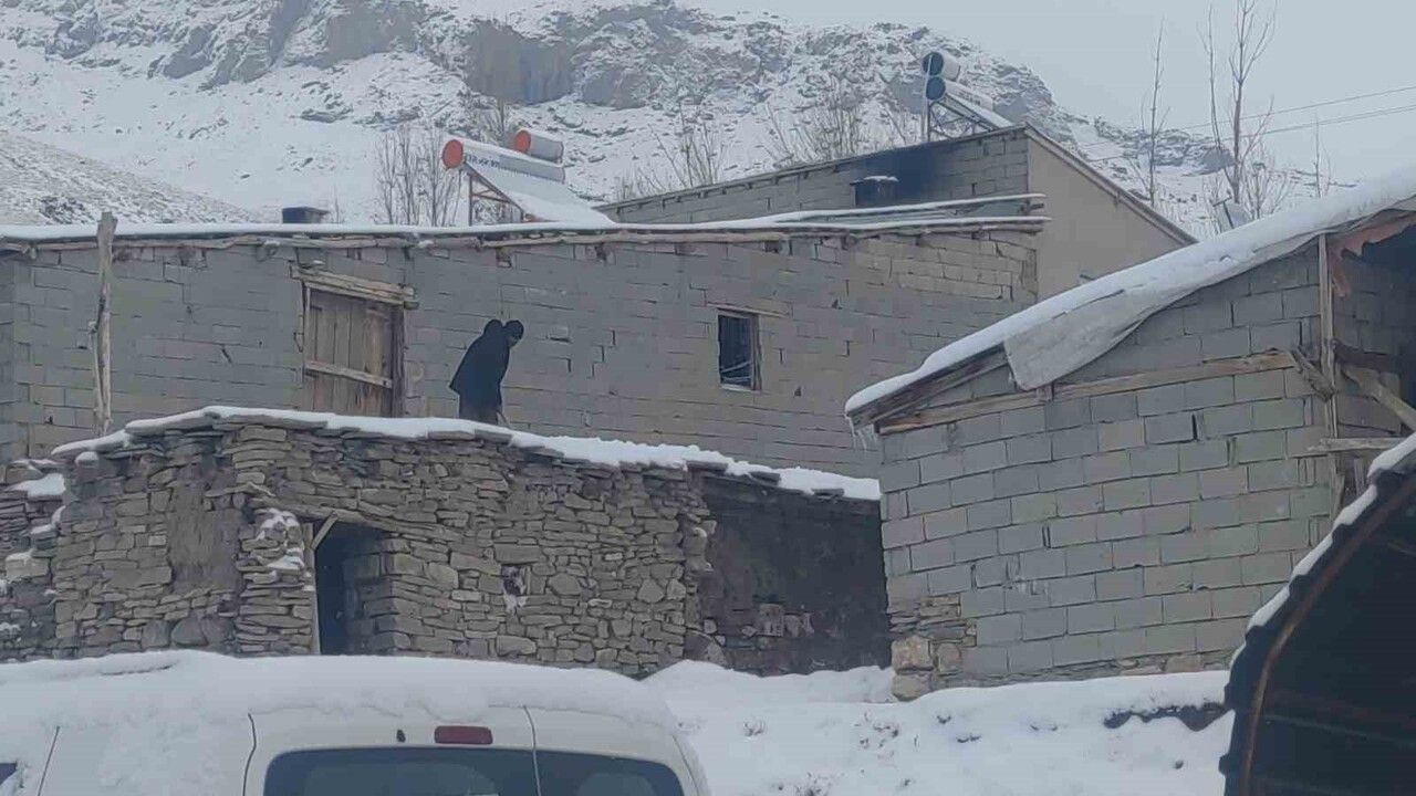 Van'da Kar Etkisi: 90 Yerleşim Yerinin Yolu Ulaşıma Kapandı