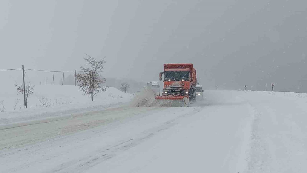 Van'da Kar Felaketi: 266 Yerleşim Yerinin Yolu Ulaşıma Kapandı