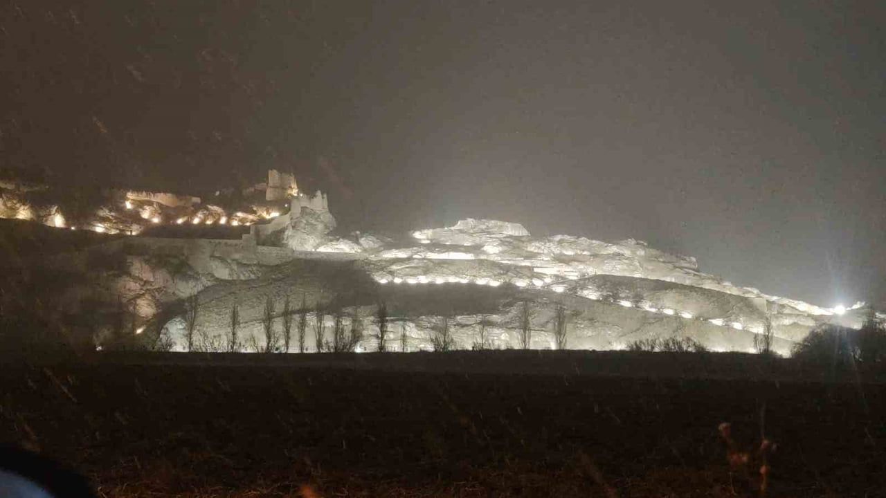 Van’da Kar Yağışı Başladı: Kent Merkezi Beyaza Büründü