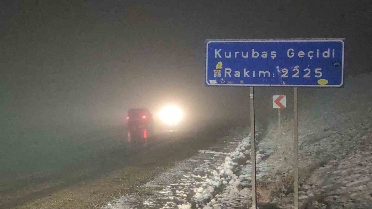 Van'da Kurubaş Geçidi'nde Yoğun Kar ve Sis Ulaşımı Zora Soktu