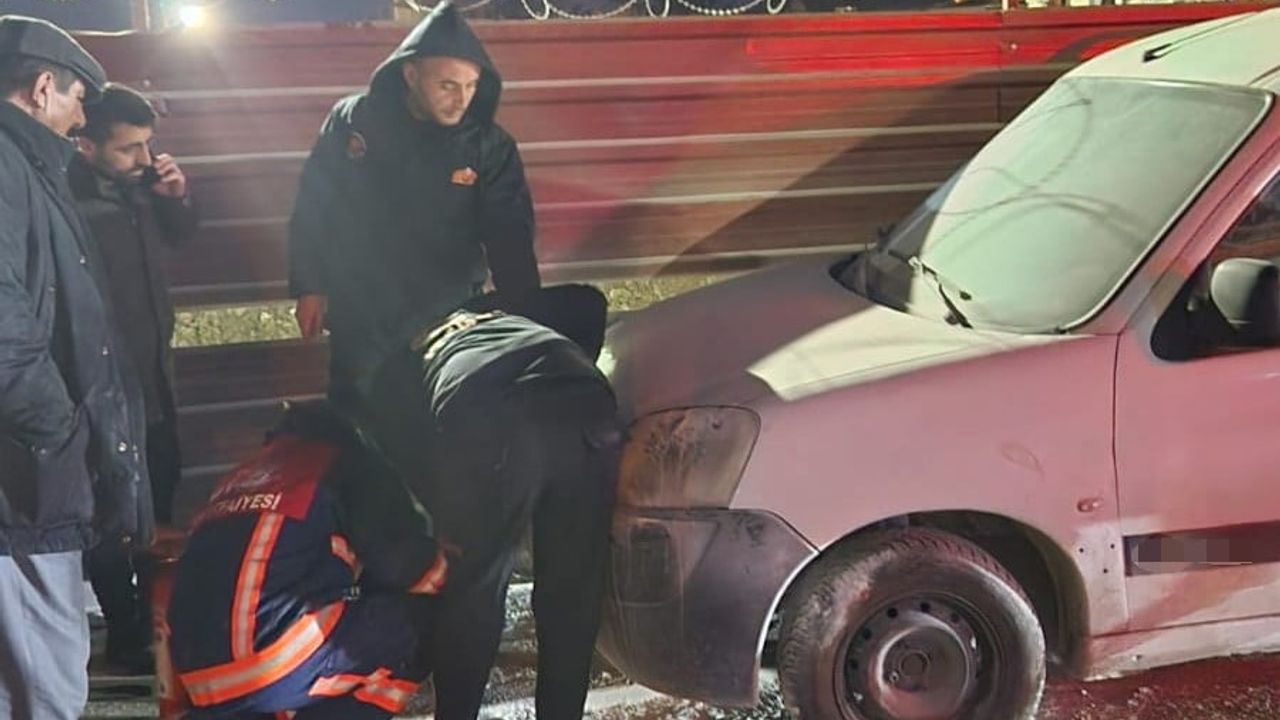 Van'da Park Halindeki Kamyonette Motor Yangını