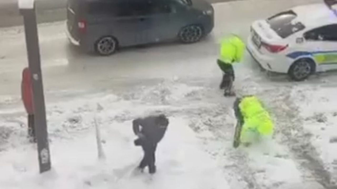 Van'da Trafik Polisleri Çocuklarla Kartopu Oynadı