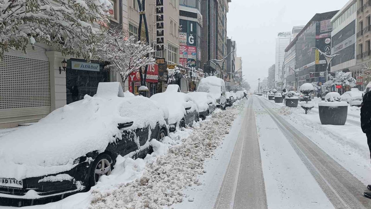 Van'da Yoğun Kar: 569 Yerleşim Yolu Kapandı, Uçak Seferleri İptal