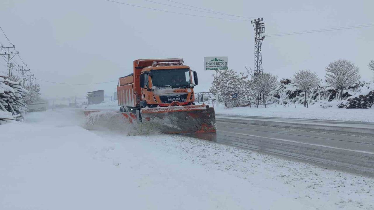 Van'da Yoğun Kar: Kurubaş ve Güzeldere Geçitleri'nde Trafik Zorluğu