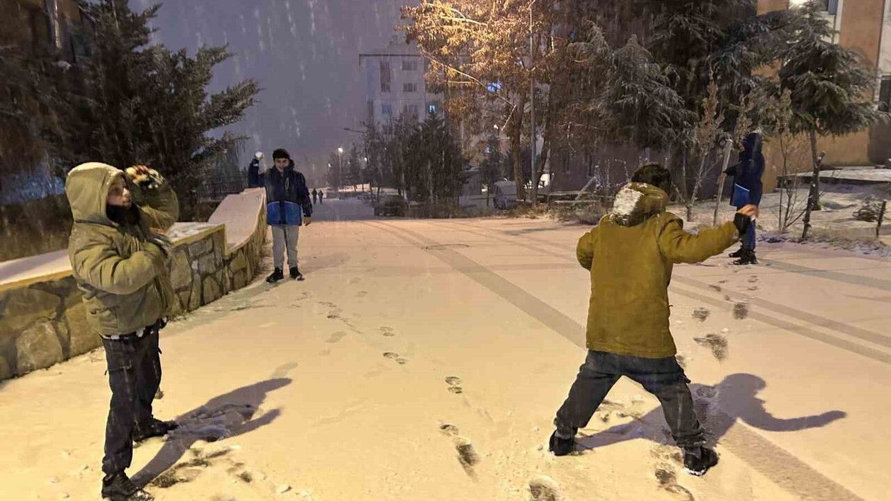 Van'da Yoğun Kar Yağışı: Edremit Beyaza Büründü