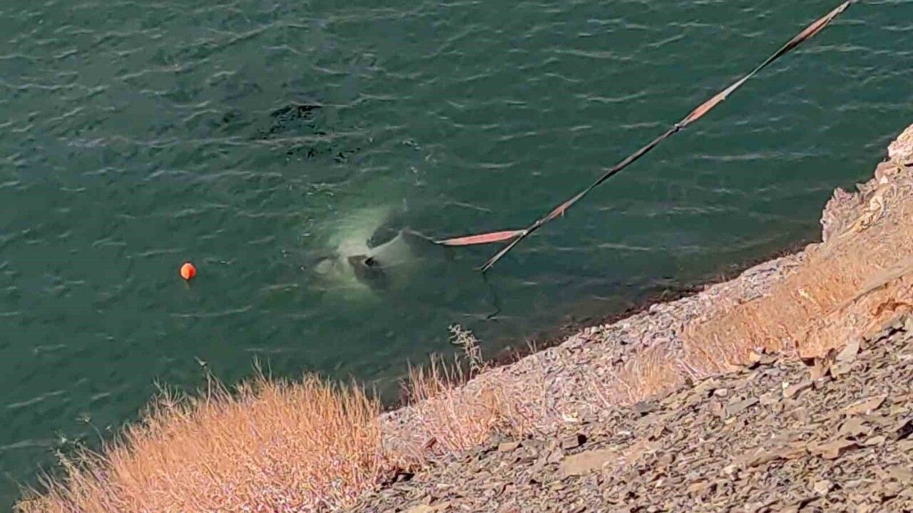 Van'da Zernek Barajı'ndan Çıkarılan Otomobil: 3 Gencin Cansız Bedeni Bulundu