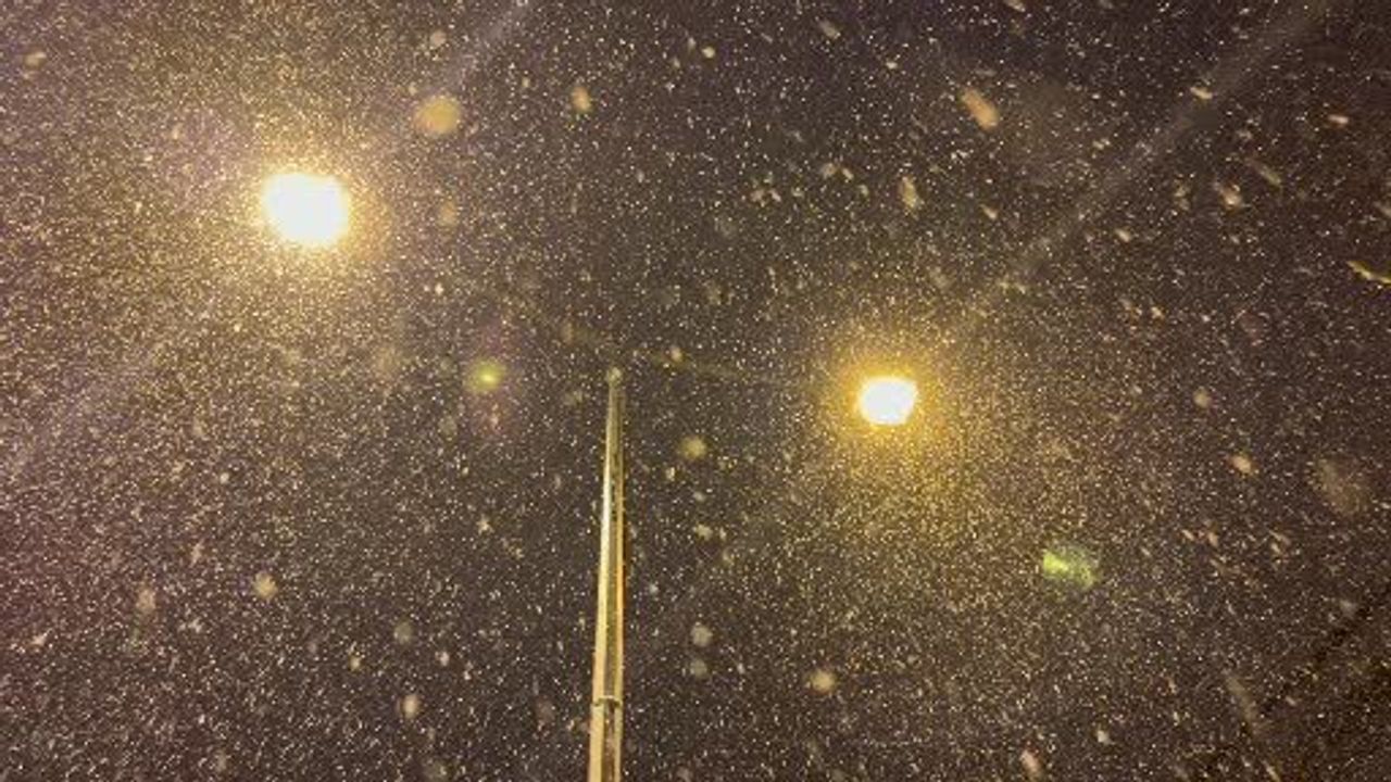 Van Edremit’te Yoğun Kar Yağışı: Kent Beyaza Büründü