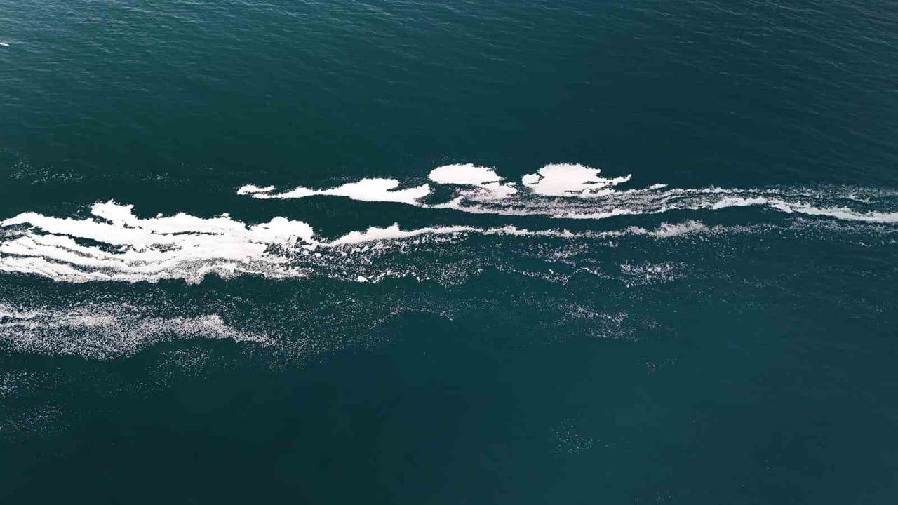 Van Gölü'nde Kilometrelerce Köpüklenme Tatvan'da Havadan Görüntülendi