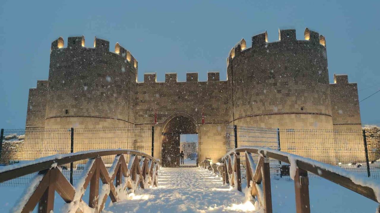 Van tarihi camileri karla beyaz gelinliğini giydi: Hüsrev Paşa ve Horhor'da görsel şölen