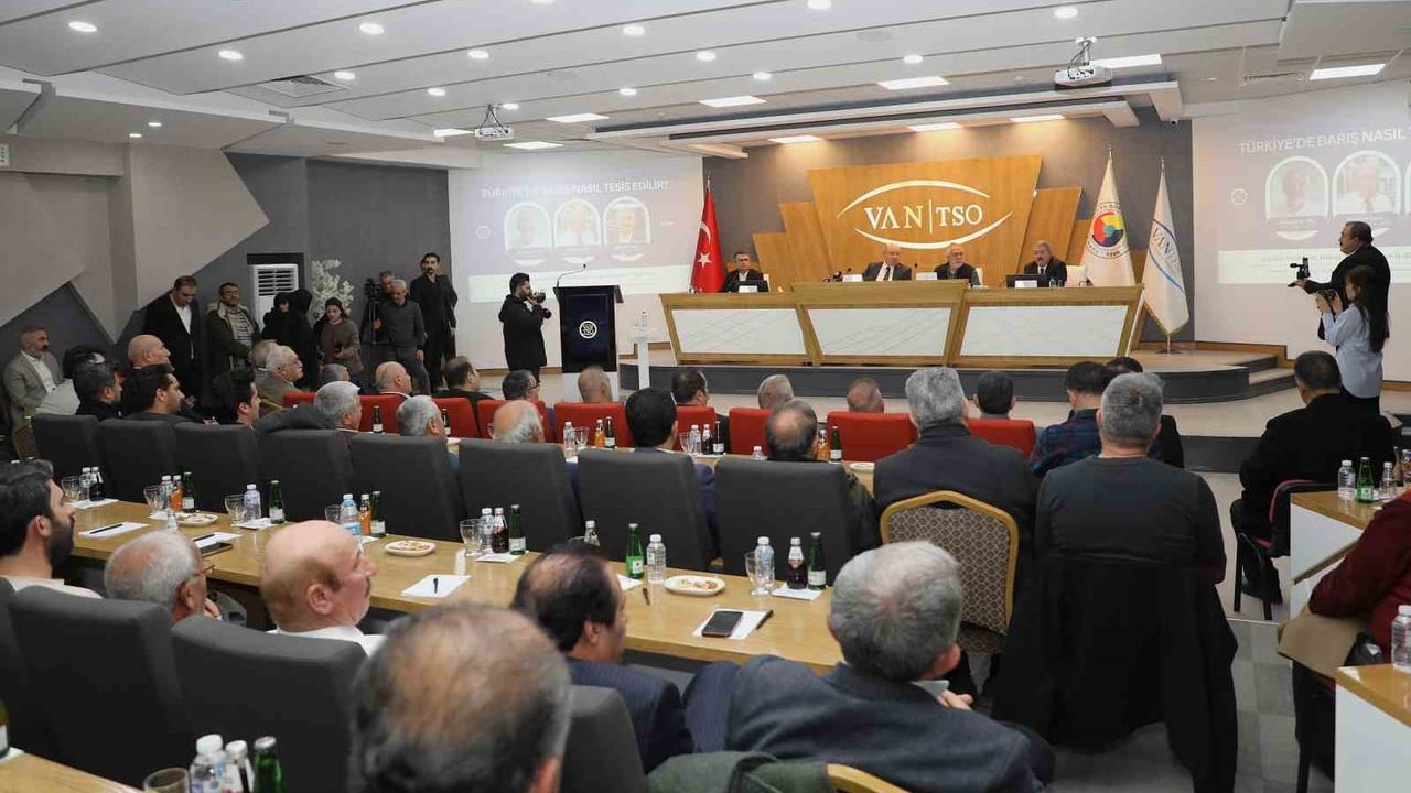 Van TSO'da 'Türkiye’de Barış Nasıl Tesis Edilir?' Söyleşisi