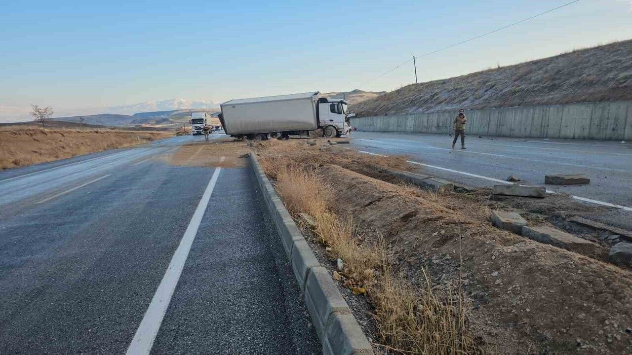 Van Tuşba'da Zincirleme Kaza: 6 Araç Çarpıştı, 3 Kişi Yaralandı