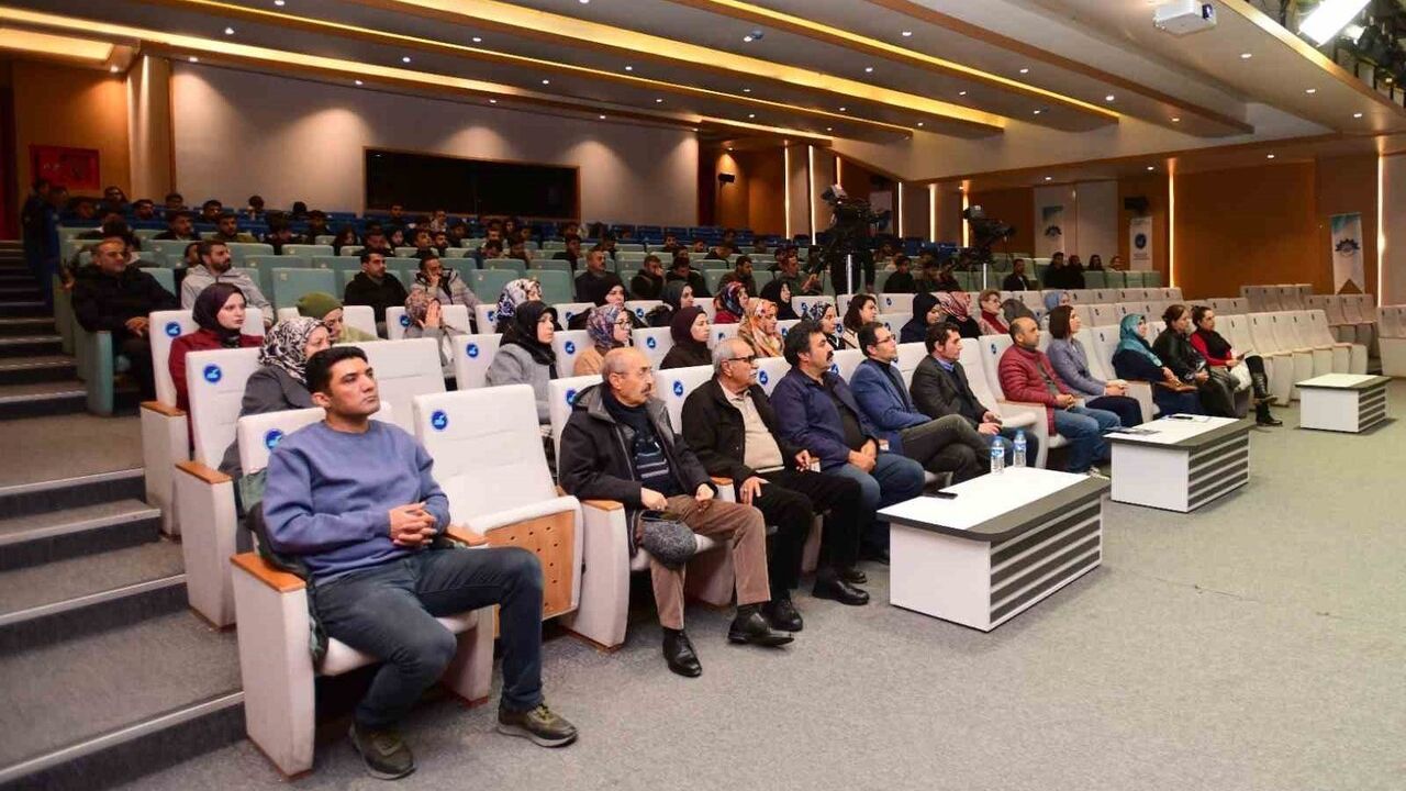 Van YYÜ'de 'Fanatizmin Kitle Hareketlerine ve Toplumsal Değişime Etkisi' Konferansı