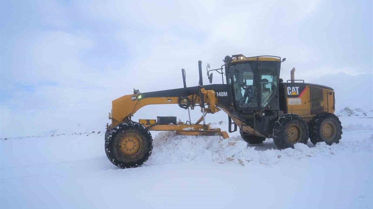 Varto’da Yoğun Kar Ulaşıma Engel: 8 Köy Yolu Kapandı