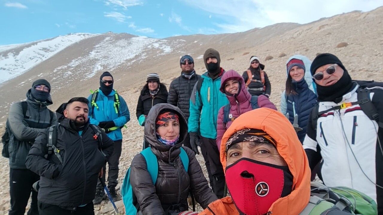 Vavira (Çeper) Dağı'nda Zirve: Vanlı Doğaseverler 3 bin 395 Rakıma Ulaştı