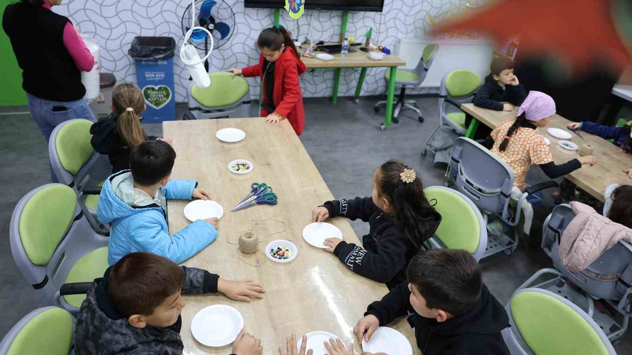 Vezirköprü Bilim Merkezi'nde Eğitim ve Atölye Çalışmaları Sürüyor