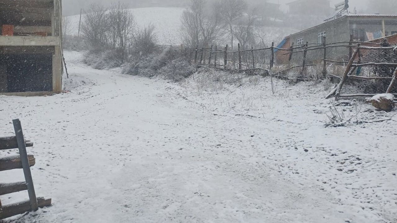 Vezirköprü'de Mevsimin İlk Karı Yüksek Kesimleri Beyaza Bürüdü