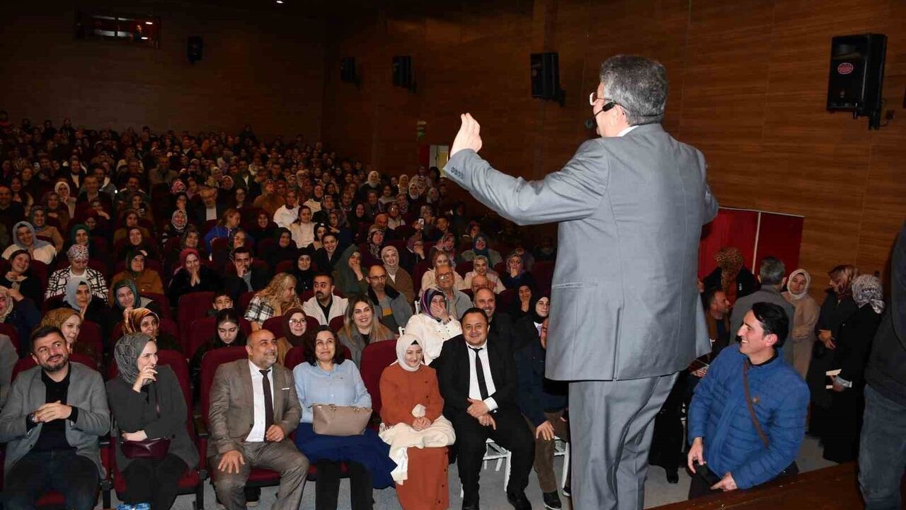 Vezirköprü’de 'Mutlu Aile Mutlu Çocuk' Söyleşisi: Salon Dolu Geçti