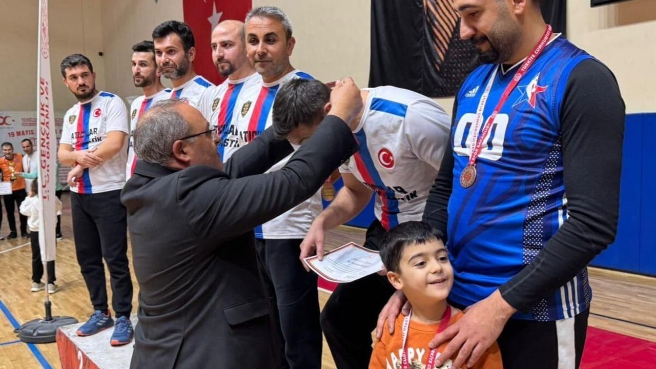 Vezirköprü'de Öğretmenler Günü Turnuvaları Sona Erdi: Voleybolda İlçe MEM Şampiyon