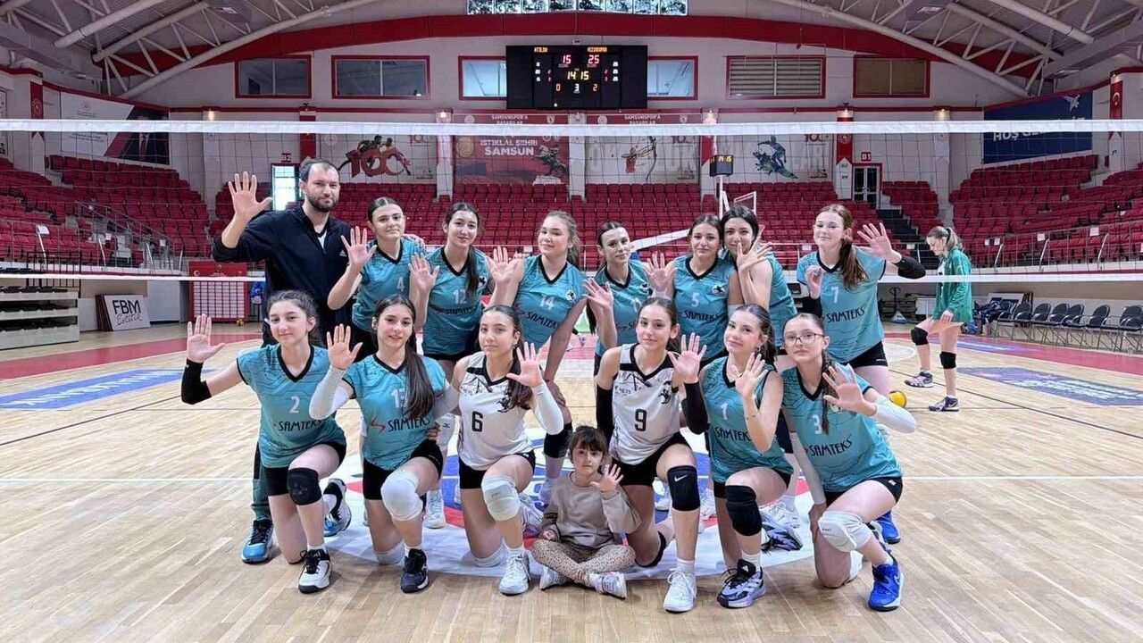 Vezirköprü Voleybol Takımı Set Vermeden Finale Yükseldi