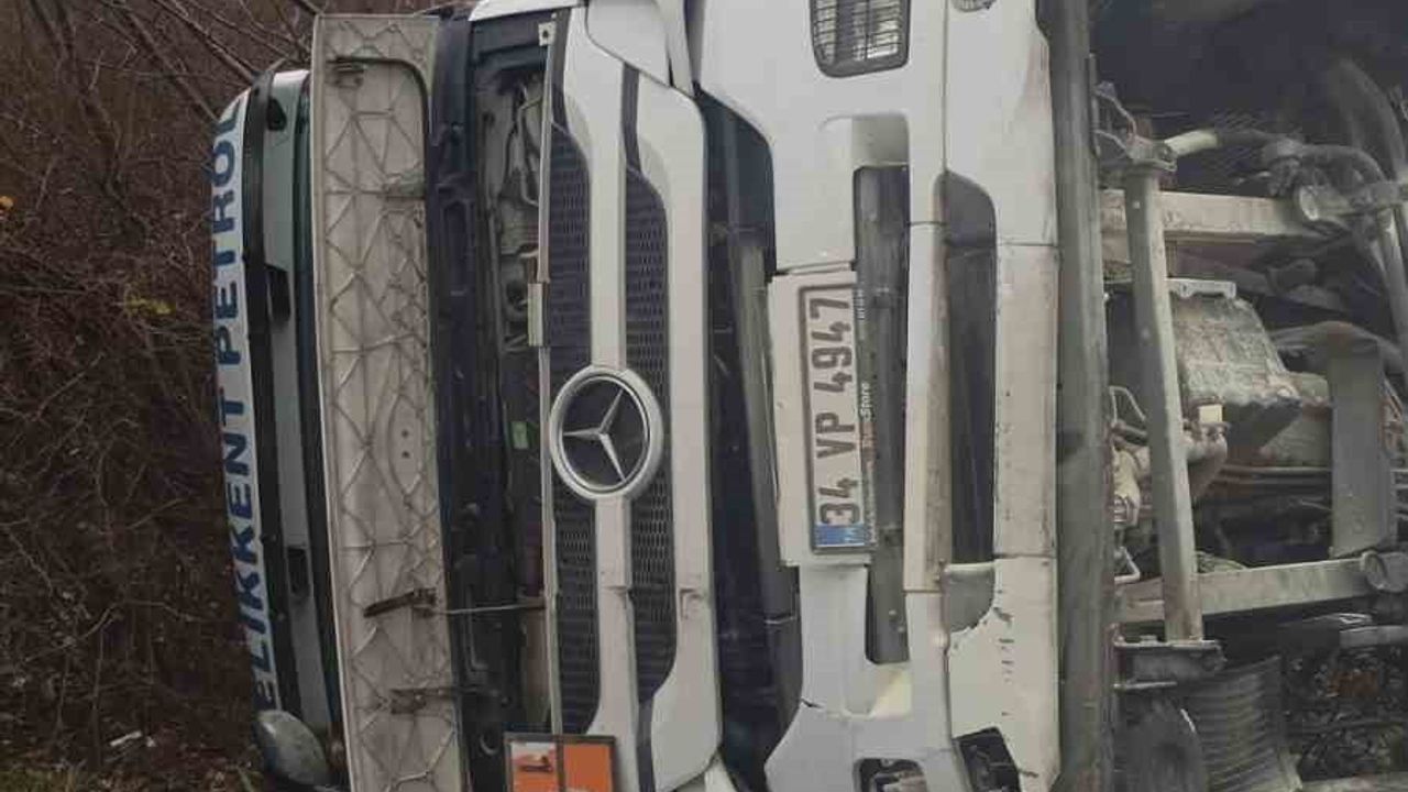 Vize-Soğucak Yolunda Petrol Tankeri Devrildi: Mazot Yola Aktı, Trafik Kapandı