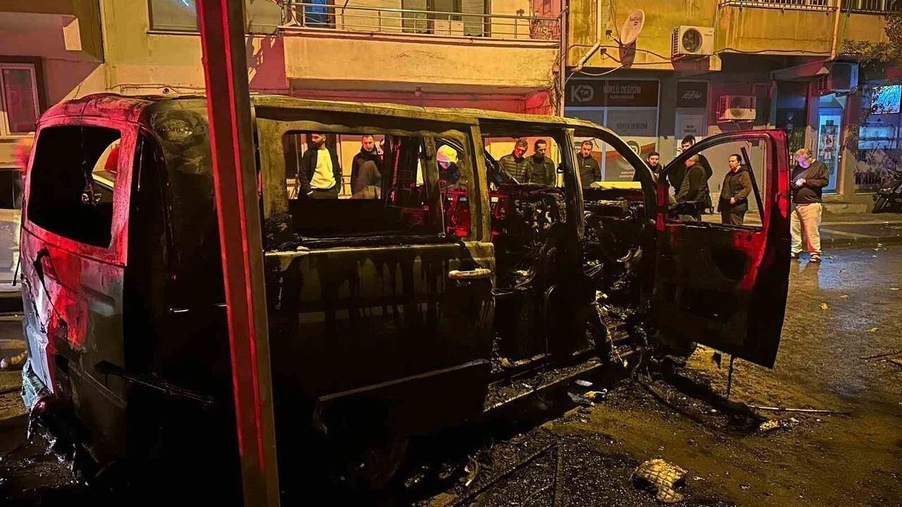 Yalova'da Park Halindeki Minibüs Yandı: 3 Araçta Hasar