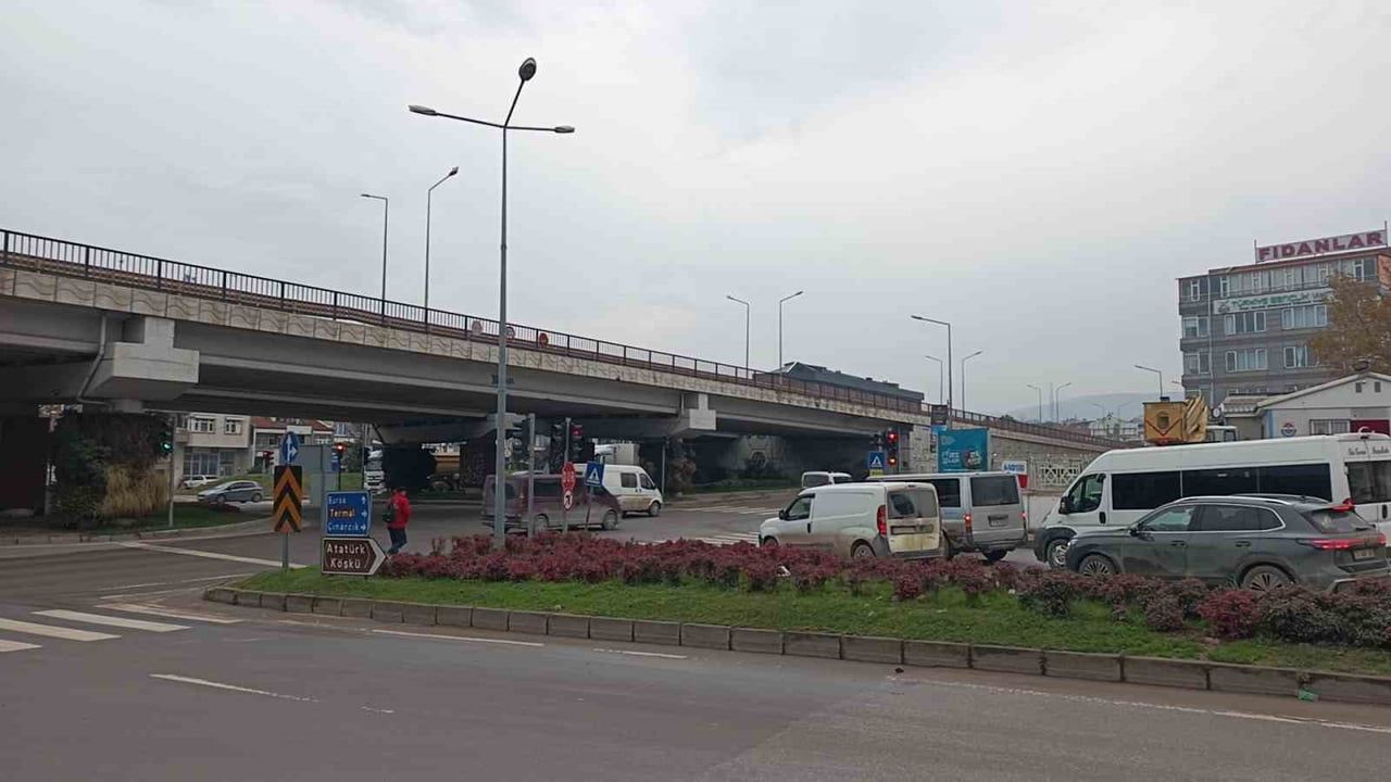 Yalova'da Tonami Köprülü Kavşağı Onarımı Trafik Yoğunluğuna Yol Açtı