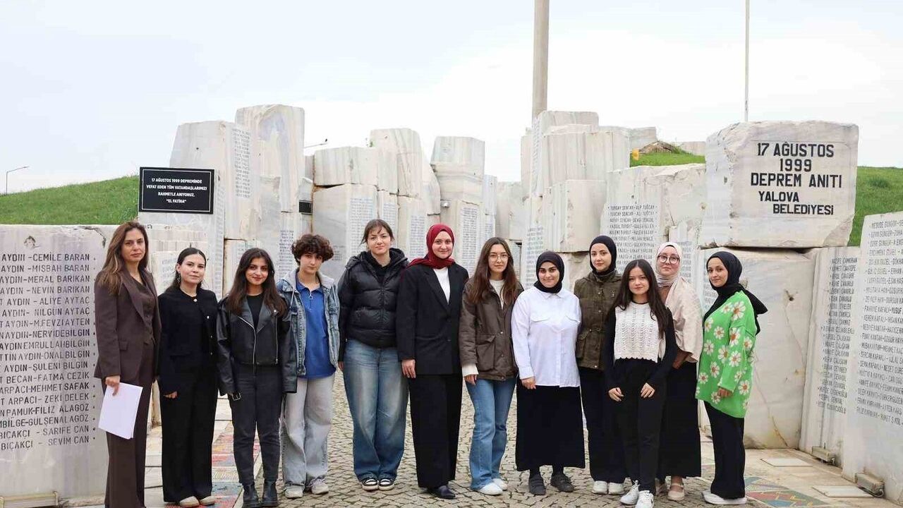 Yalova Deprem Anıtı'nda Gönüllü Öğrencilerden Anlamlı Yenileme