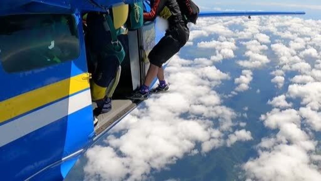 Yedek Paraşüt Uçağın Kuyruğuna Takıldı — 4 bin 600 Metrede Asılı Kaldı