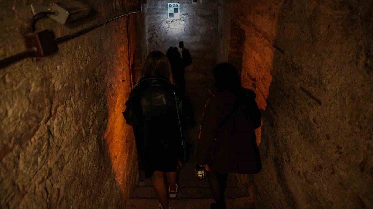 Yedikule'de Fenerli Gece Turu: Zindanlarda Ay Işığıyla Tarih