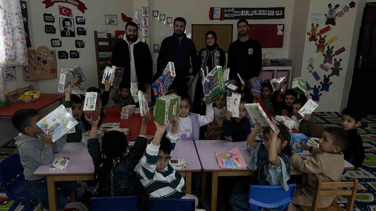 YEKDASDER'den Cilo Dağı eteklerinde öğrencilere zeka oyunları ve kırtasiye desteği